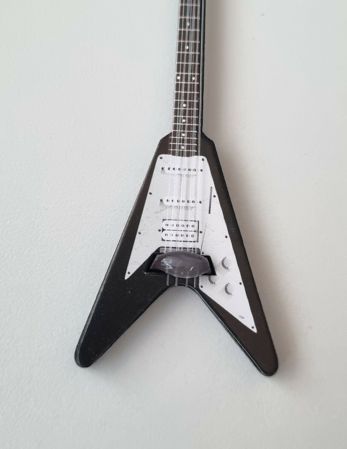 1 st svart elgitarr, miniatyrgitarr i trä
