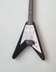 1 st svart elgitarr, miniatyrgitarr i trä