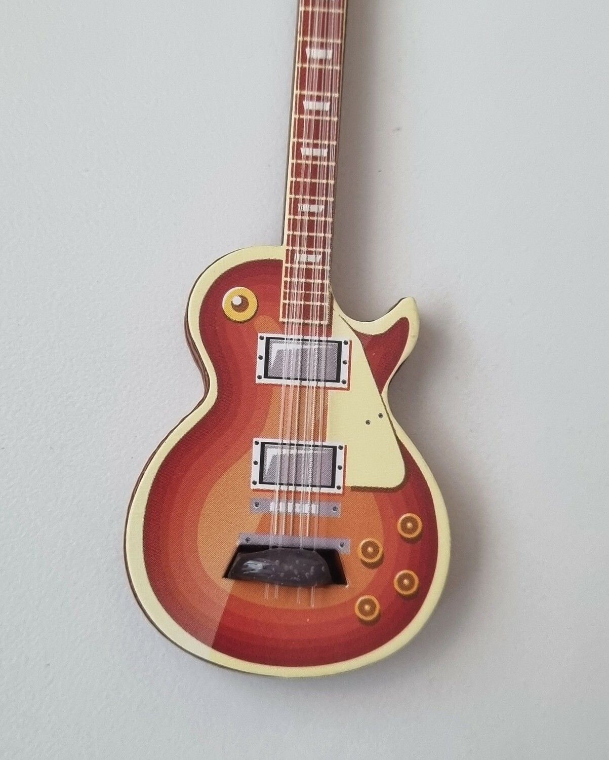1 st brun elgitarr, miniatyrgitarr i trä