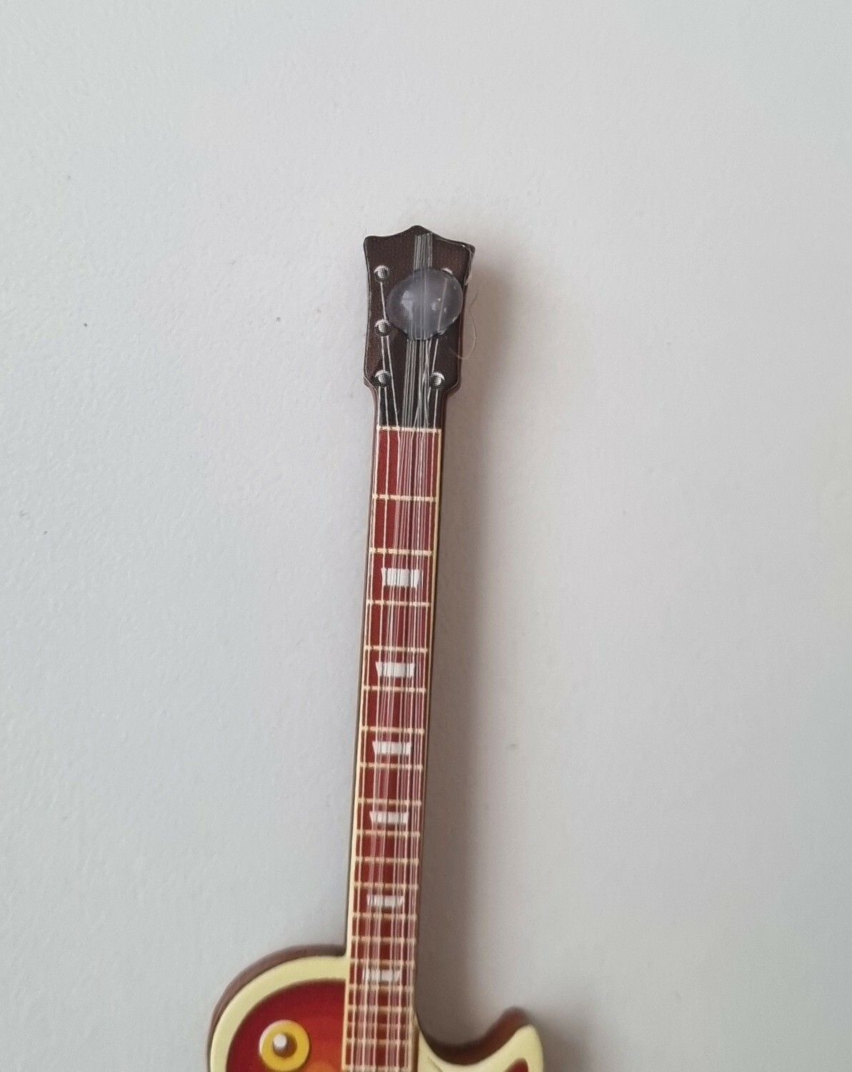 1 st brun elgitarr, miniatyrgitarr i trä