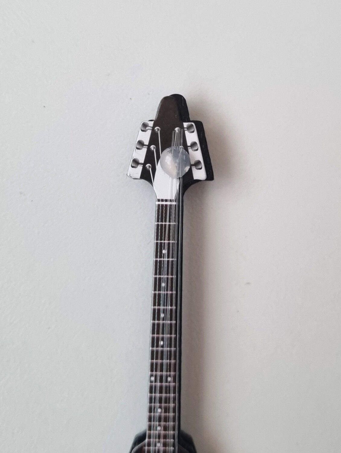 1 st svart elgitarr, miniatyrgitarr i trä