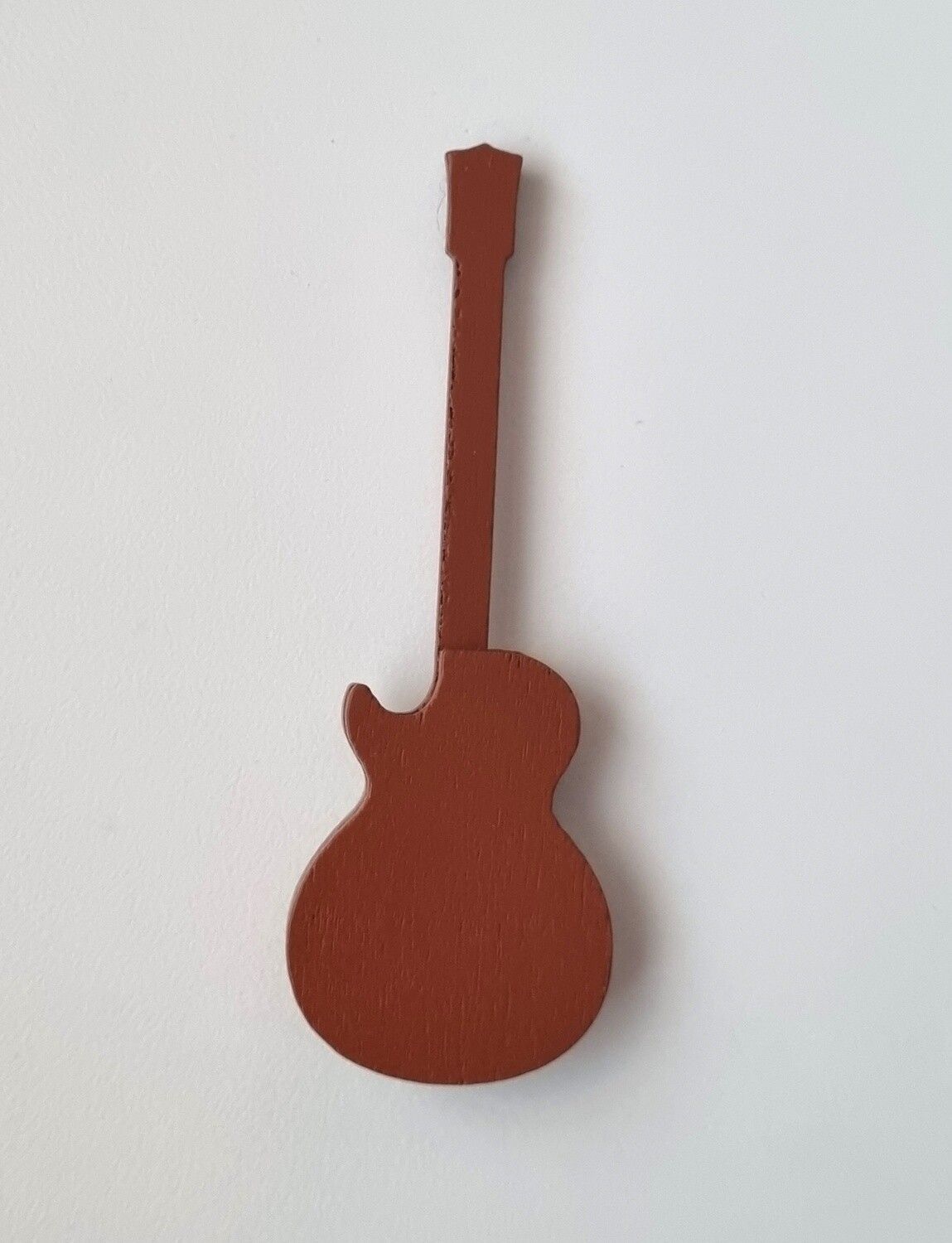 1 st brun elgitarr, miniatyrgitarr i trä