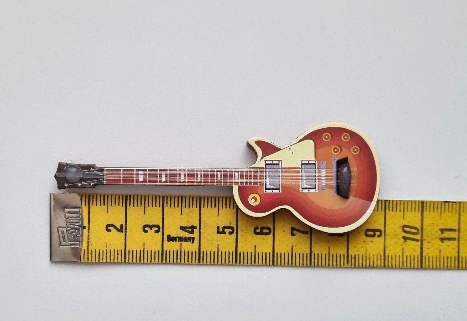 1 st brun elgitarr, miniatyrgitarr i trä