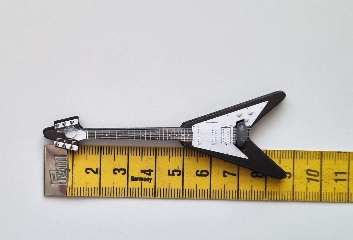 1 st svart elgitarr, miniatyrgitarr i trä