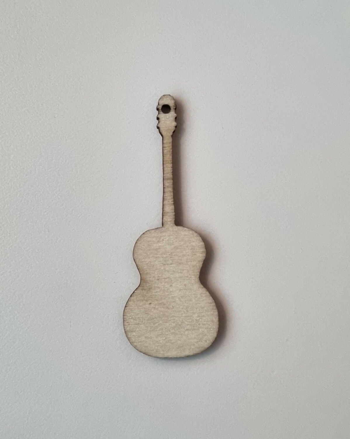 1 st Gitarr, miniatyrgitarr i trä / trädekoration / berlock