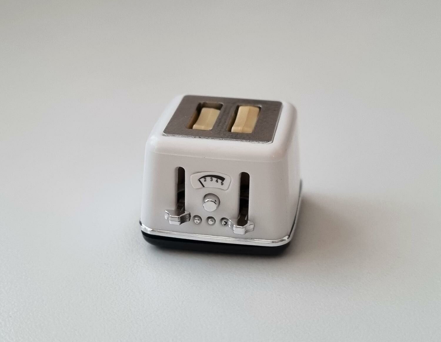 1 st vit brödrost med två brödskivor. Miniatyrer till dockskåp, tittskåp