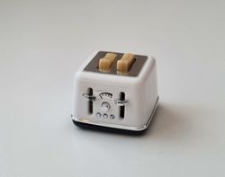 1 st vit brödrost med två brödskivor. Miniatyrer till dockskåp, tittskåp