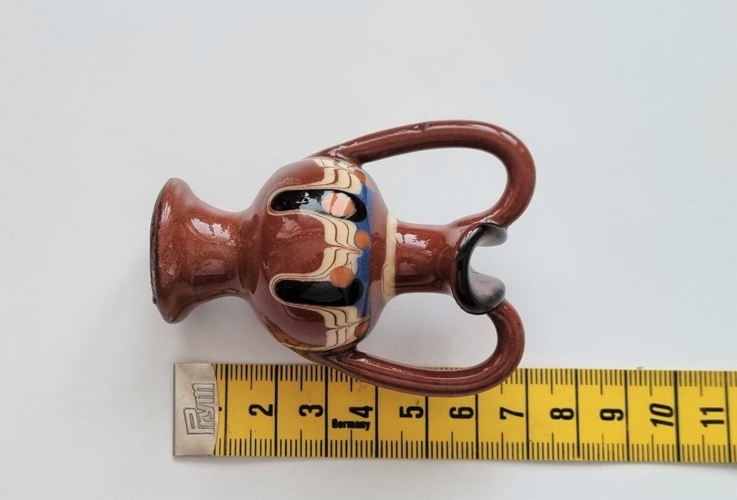 1 st kruka med öron i porslin (6,9 cm hög)