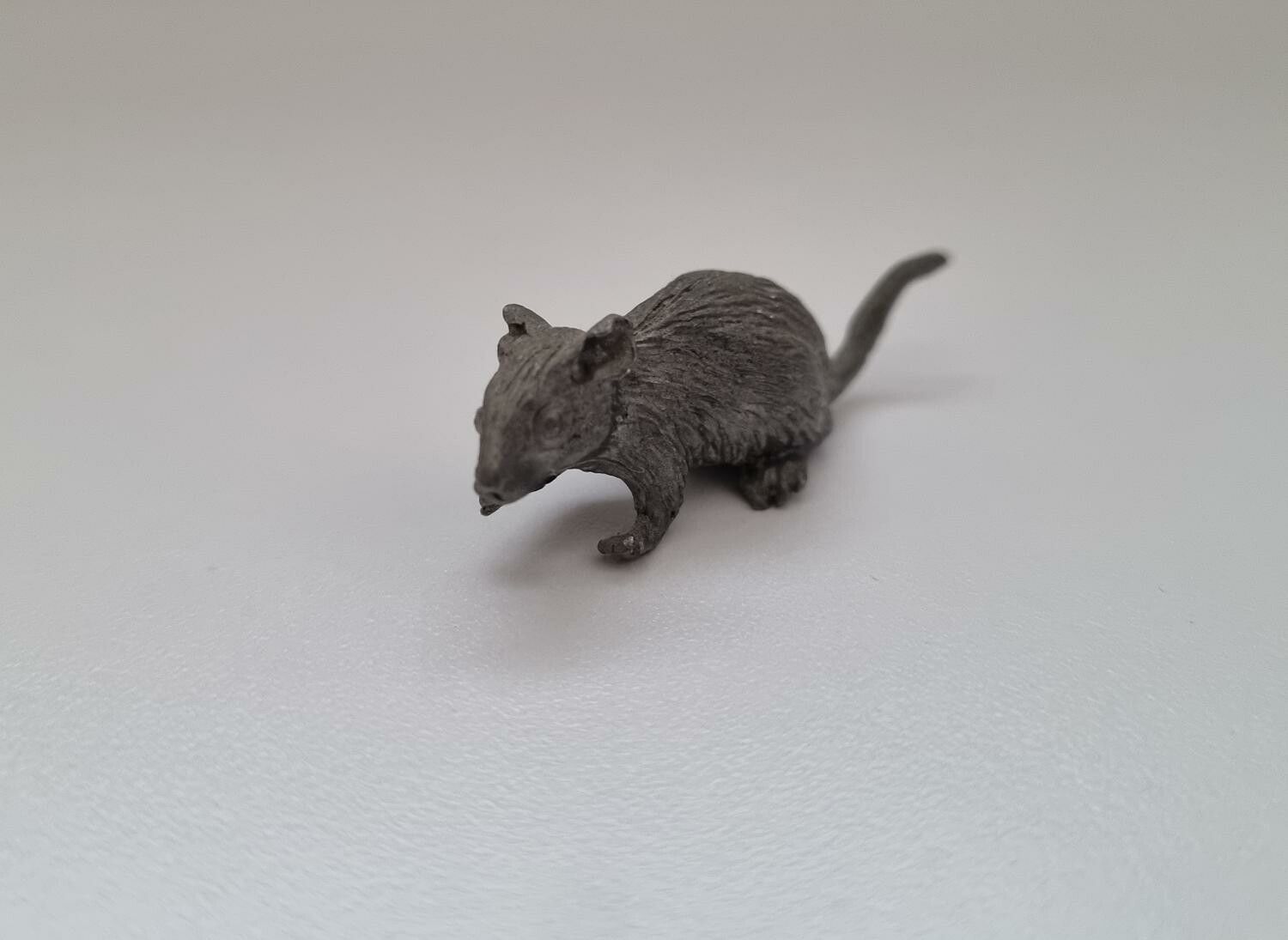 Figurin miniatyr råtta, mini råtta (15,5 gram)
