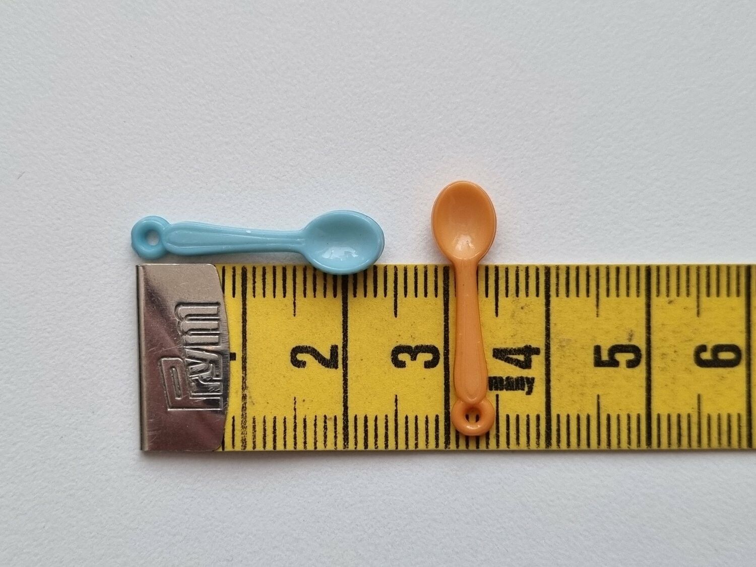 10 st små skedar / miniatyrskedar i blandade färger