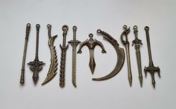10 st berlocker - Miniatyrvapen, minisvärd, treuddar med mera (bronsfärgde)