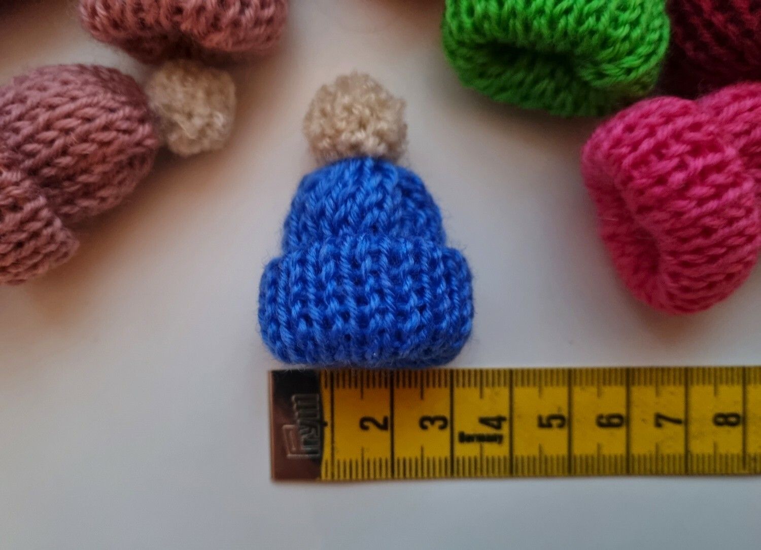 10 st mössor, miniatyrmössor, miniatyrer