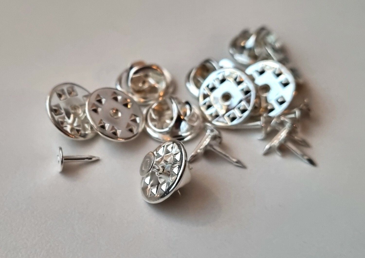 10 st silverfärgade fjärilslås / klämstift för att göra pins