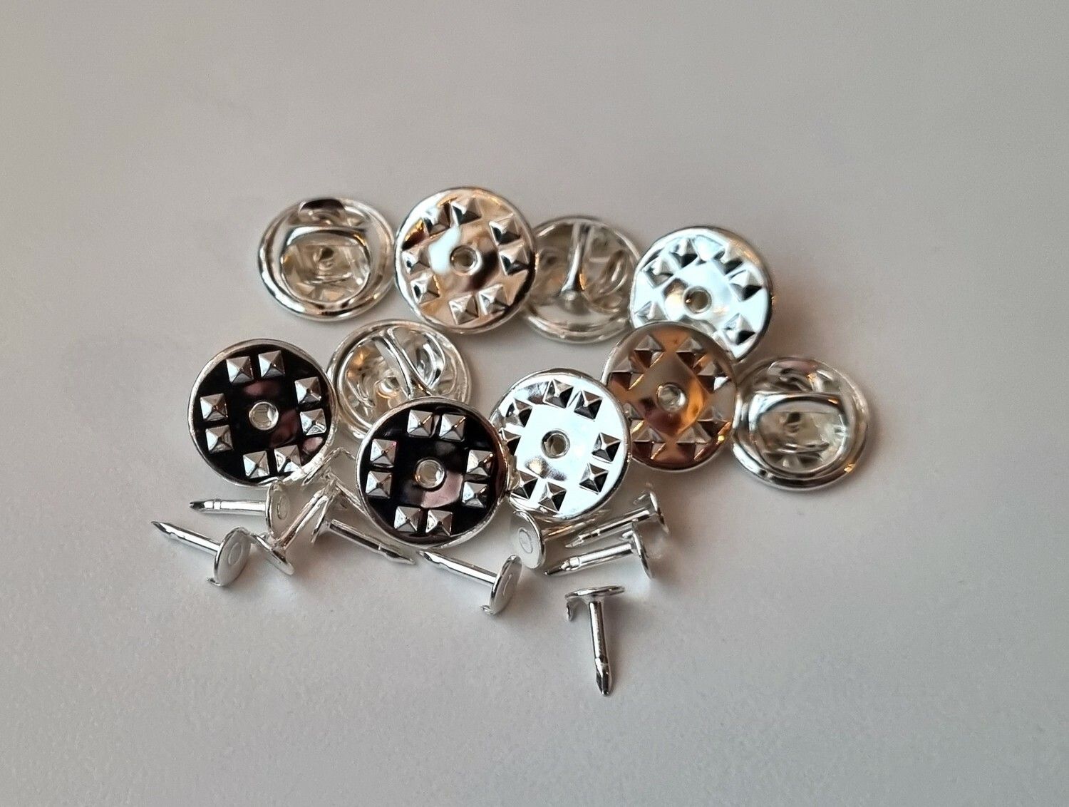 10 st silverfärgade fjärilslås / klämstift för att göra pins