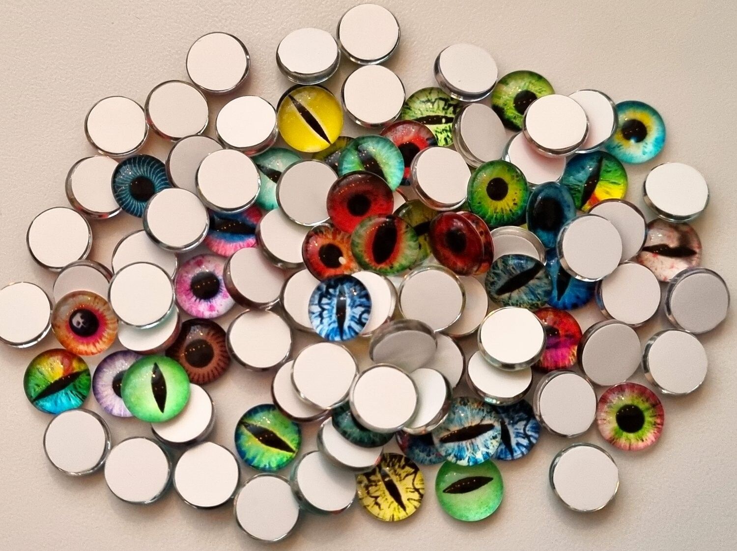 100 st drakögon kattögon i glas, glasinfattningar, miniatyrer (10 mm)