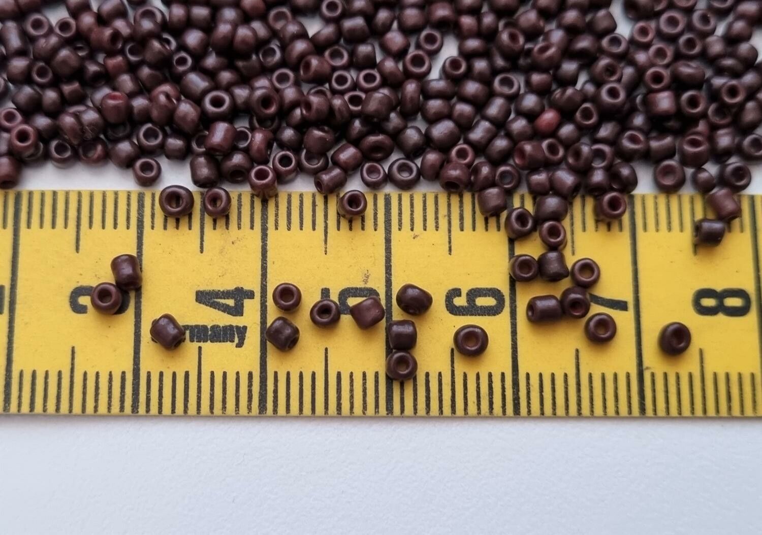 1000 små pärlor, fröpärlor, glaspärlor (2 mm) - Mörkbruna