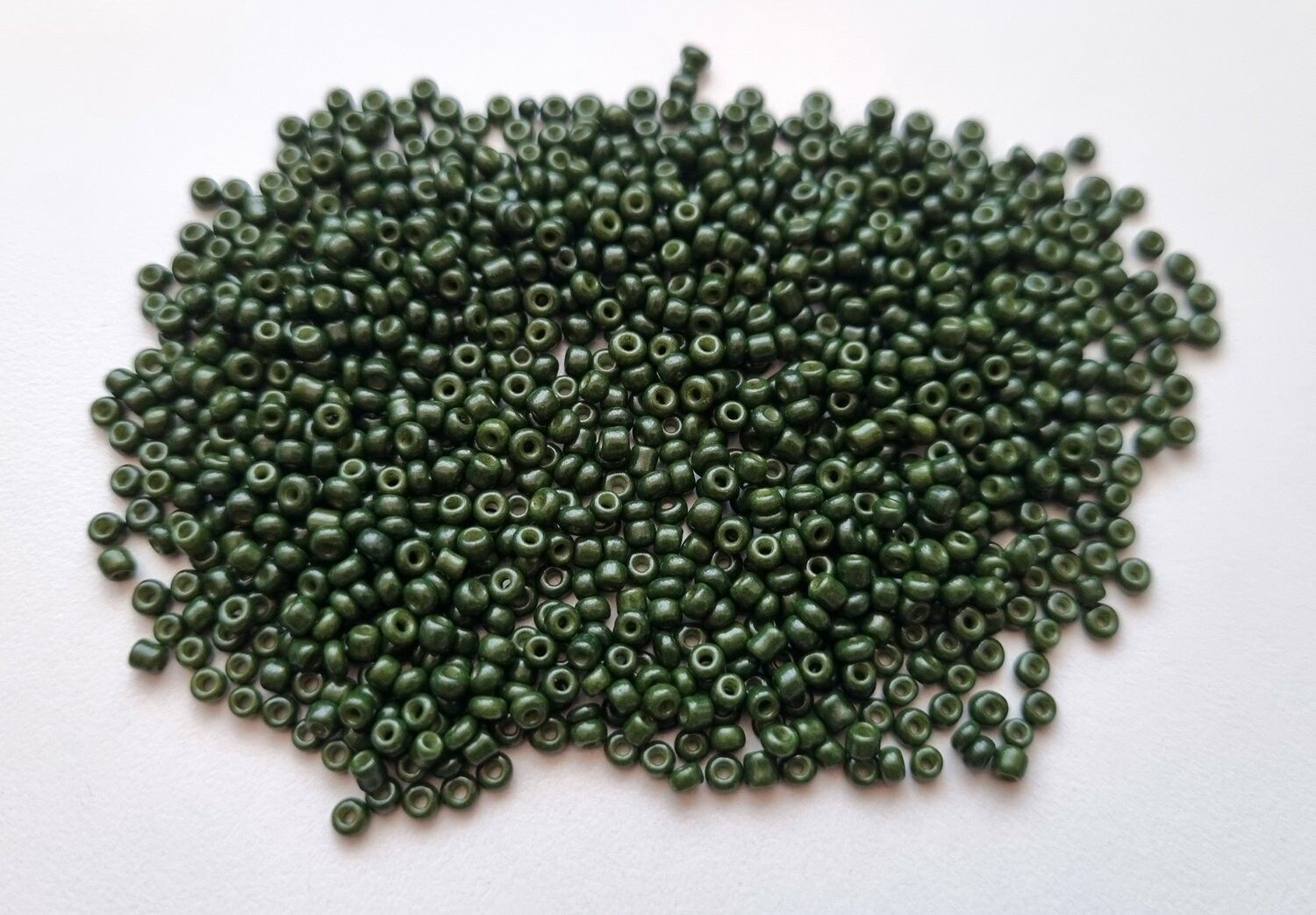 1000 små pärlor, fröpärlor, glaspärlor (2 mm) - Militärgrön