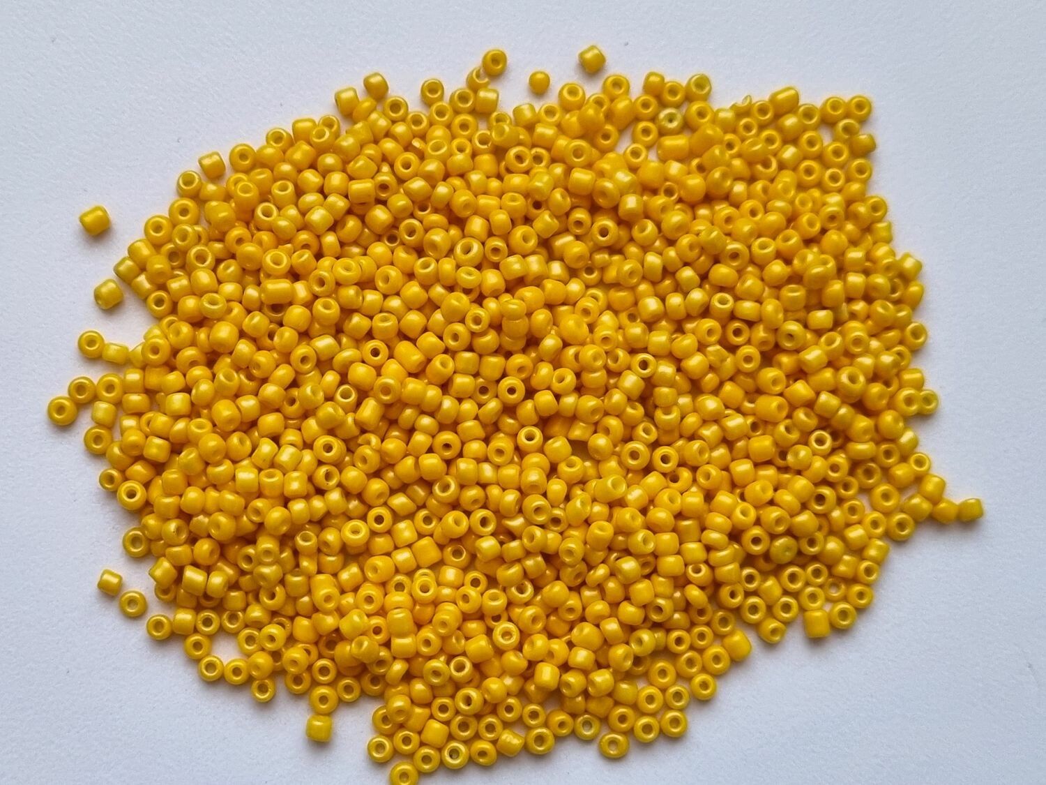 1000 små pärlor, fröpärlor, glaspärlor (2 mm) - Brandgul