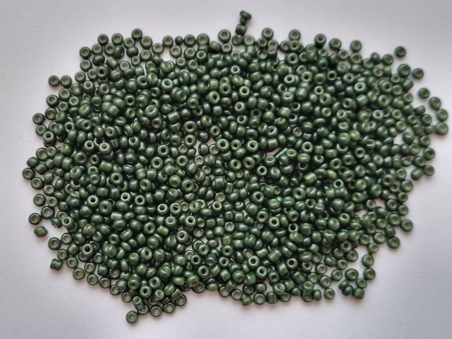 1000 små pärlor, fröpärlor, glaspärlor (2 mm) - Militärgrön