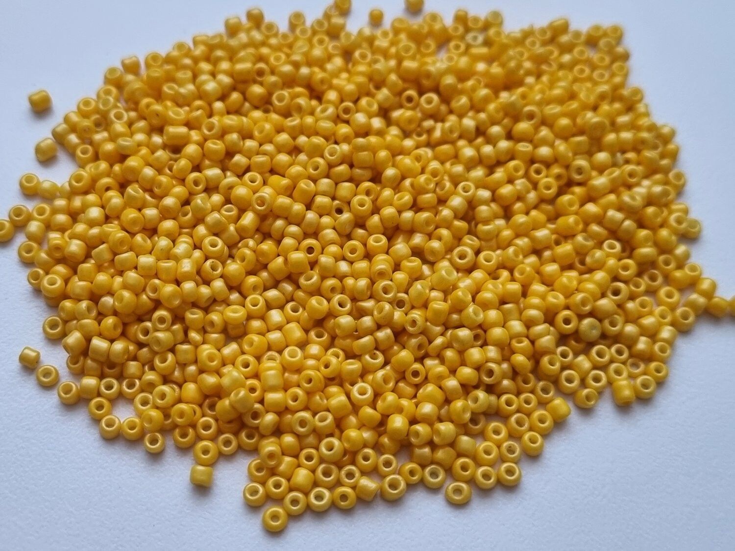 1000 små pärlor, fröpärlor, glaspärlor (2 mm) - Brandgul