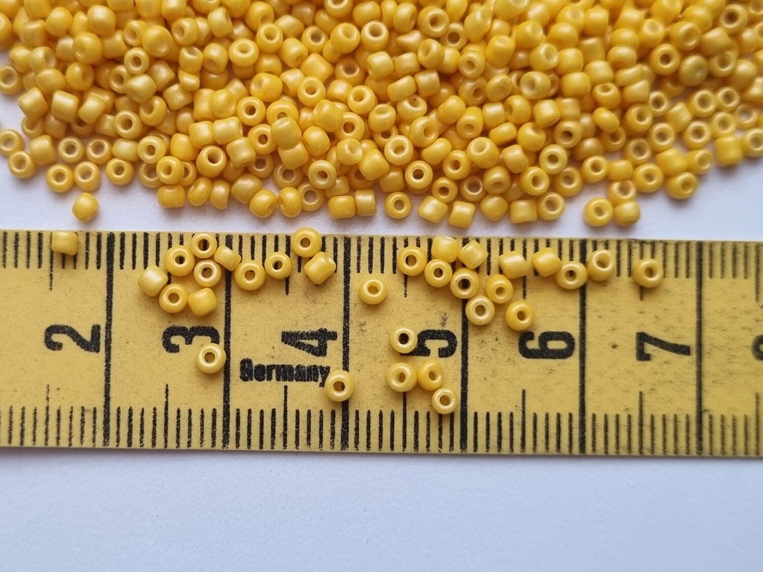 1000 små pärlor, fröpärlor, glaspärlor (2 mm) - Brandgul
