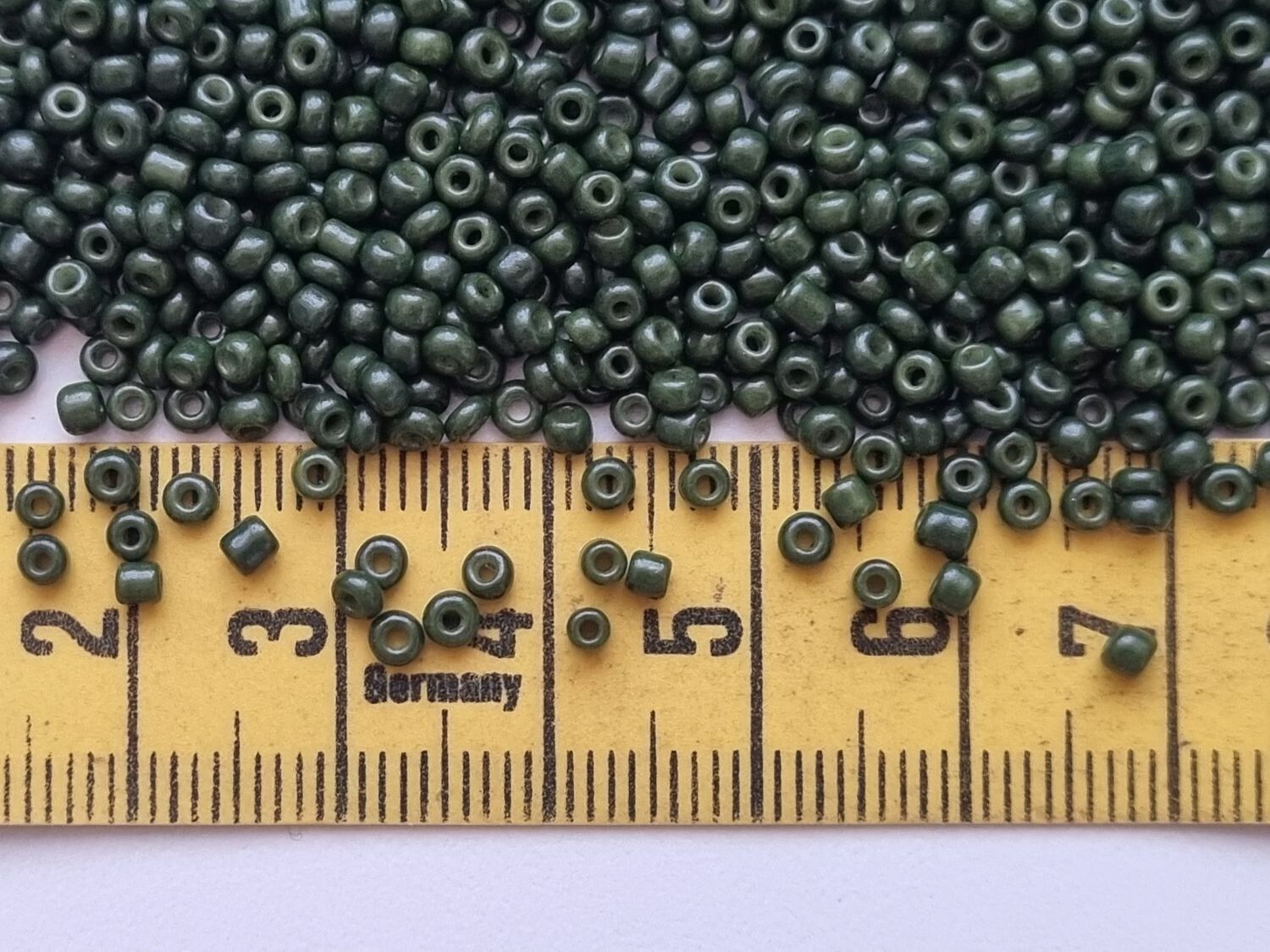 1000 små pärlor, fröpärlor, glaspärlor (2 mm) - Militärgrön