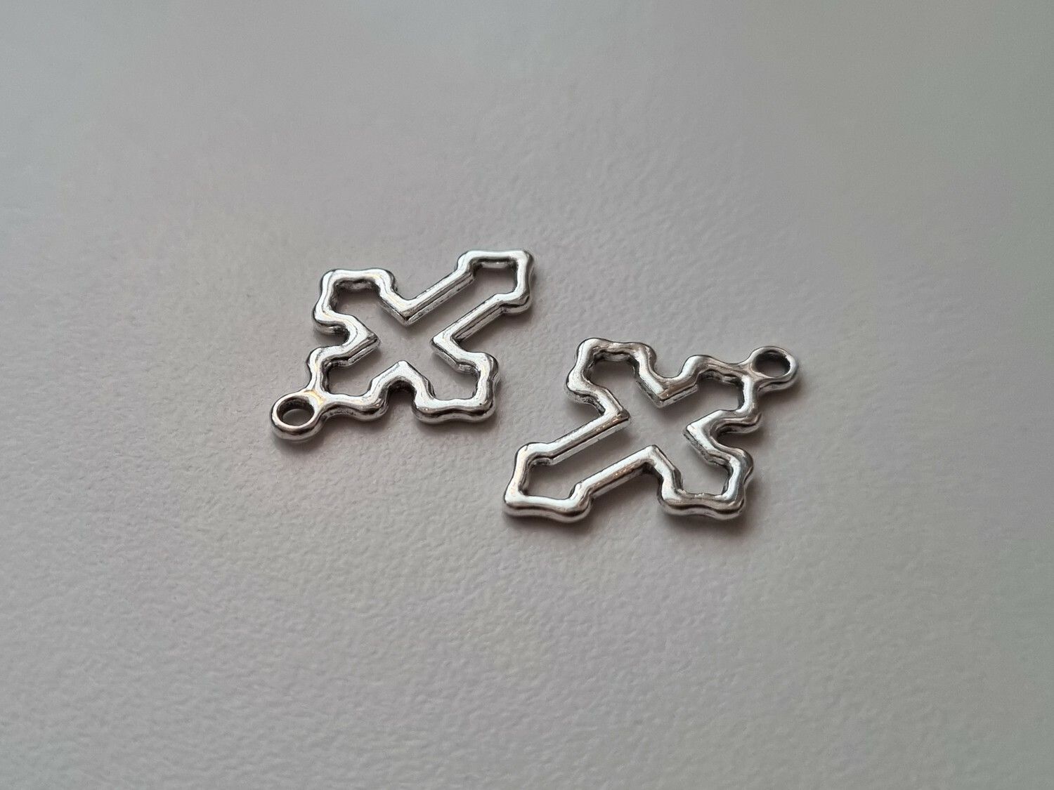 Berlocker Kors (2 st silverfärgade)