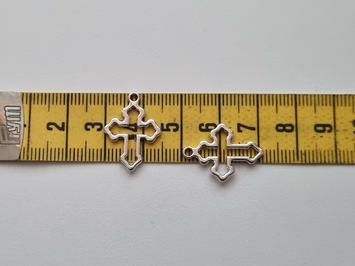 Berlocker Kors (2 st silverfärgade)