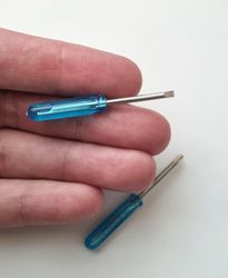 2 st miniatyrer skruvmejslar