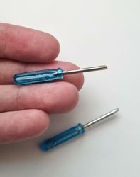 2 st miniatyrer skruvmejslar