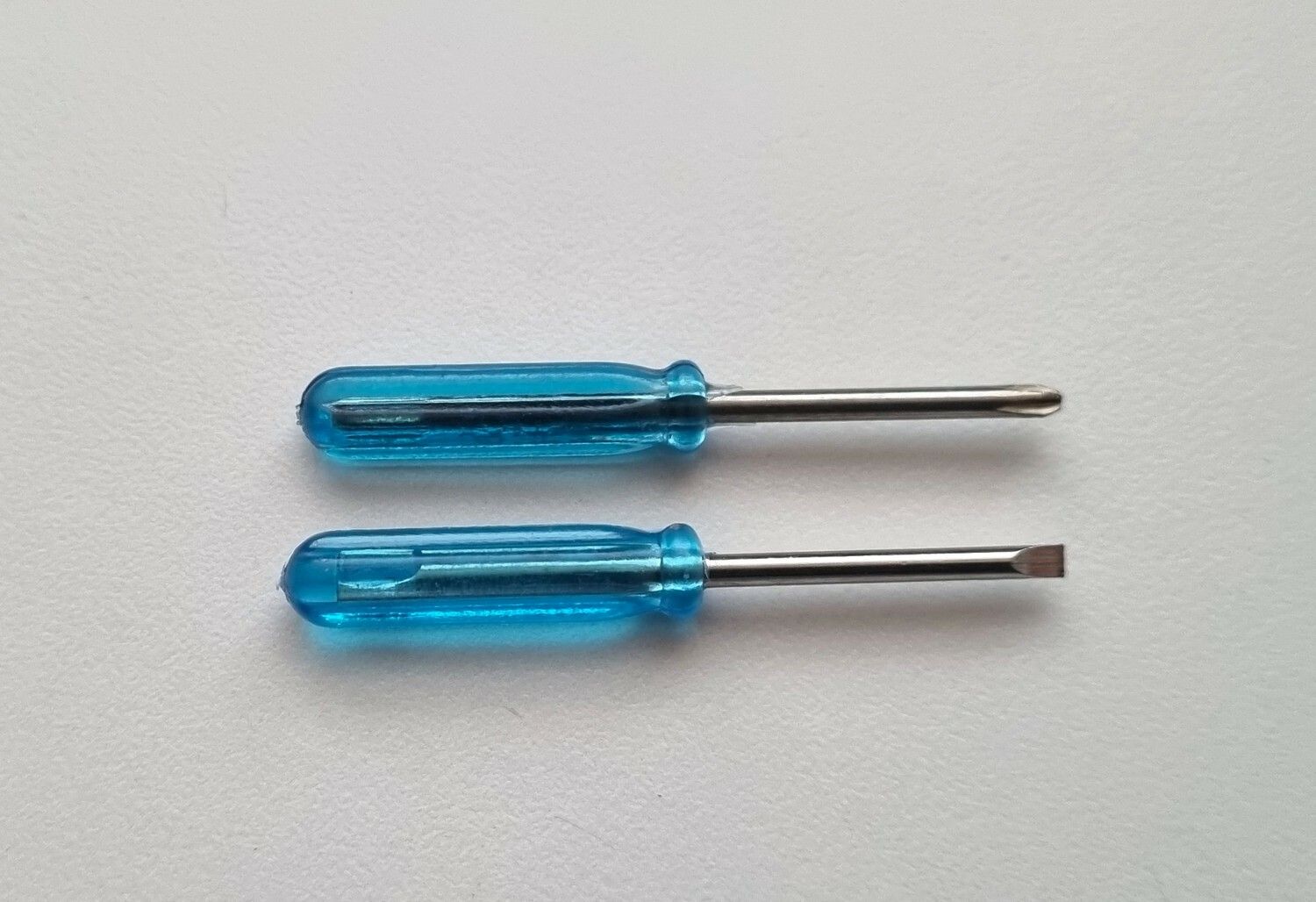 2 st miniatyrer skruvmejslar