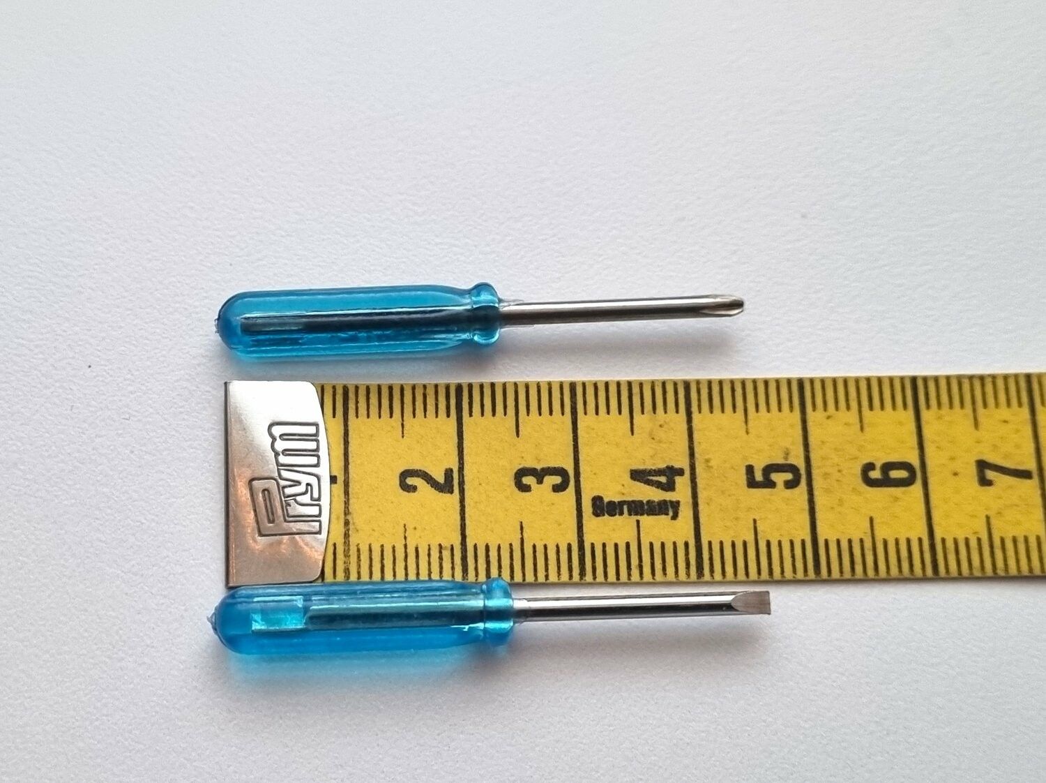 2 st miniatyrer skruvmejslar