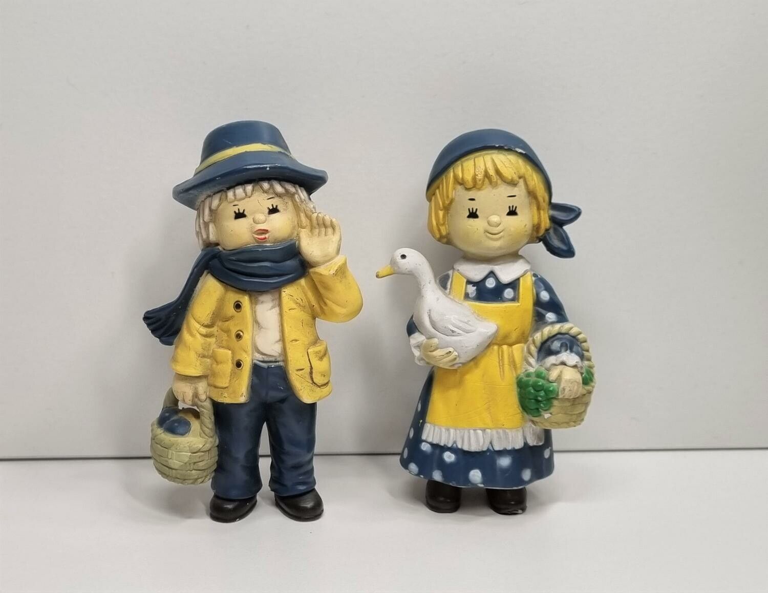 Stenwreth figuriner. 2 st barn iklädda Sverigekläder / högtidskläder