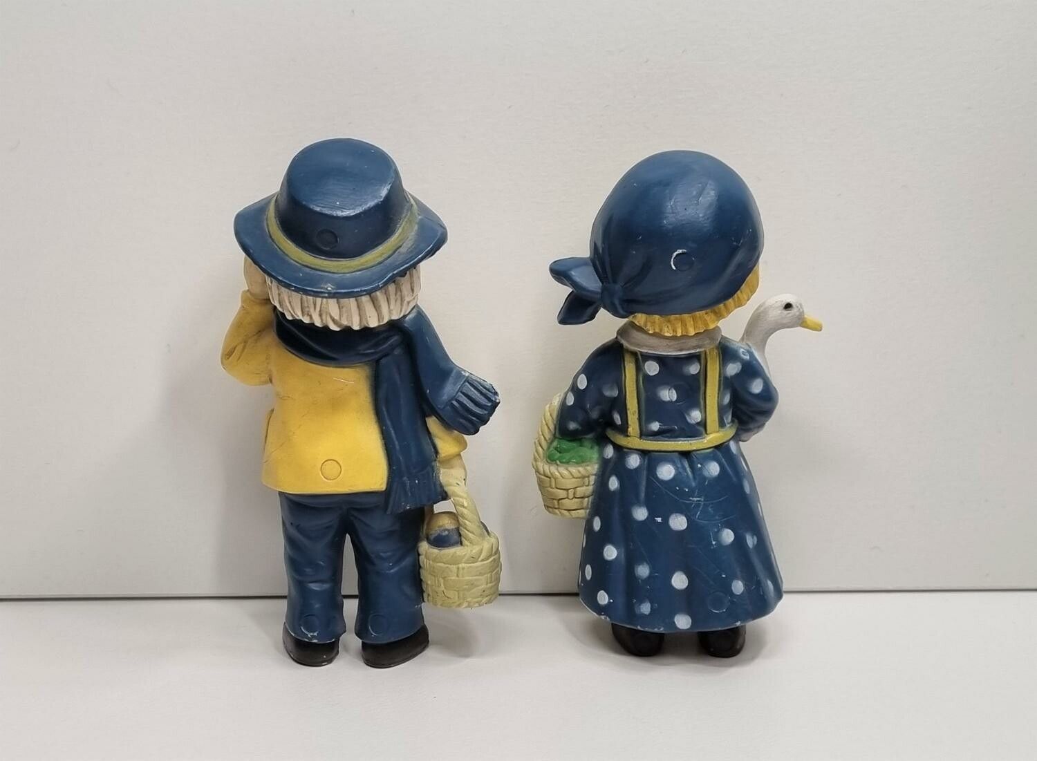 Stenwreth figuriner. 2 st barn iklädda Sverigekläder / högtidskläder