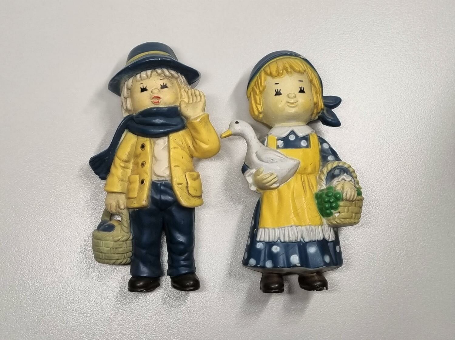 Stenwreth figuriner. 2 st barn iklädda Sverigekläder / högtidskläder