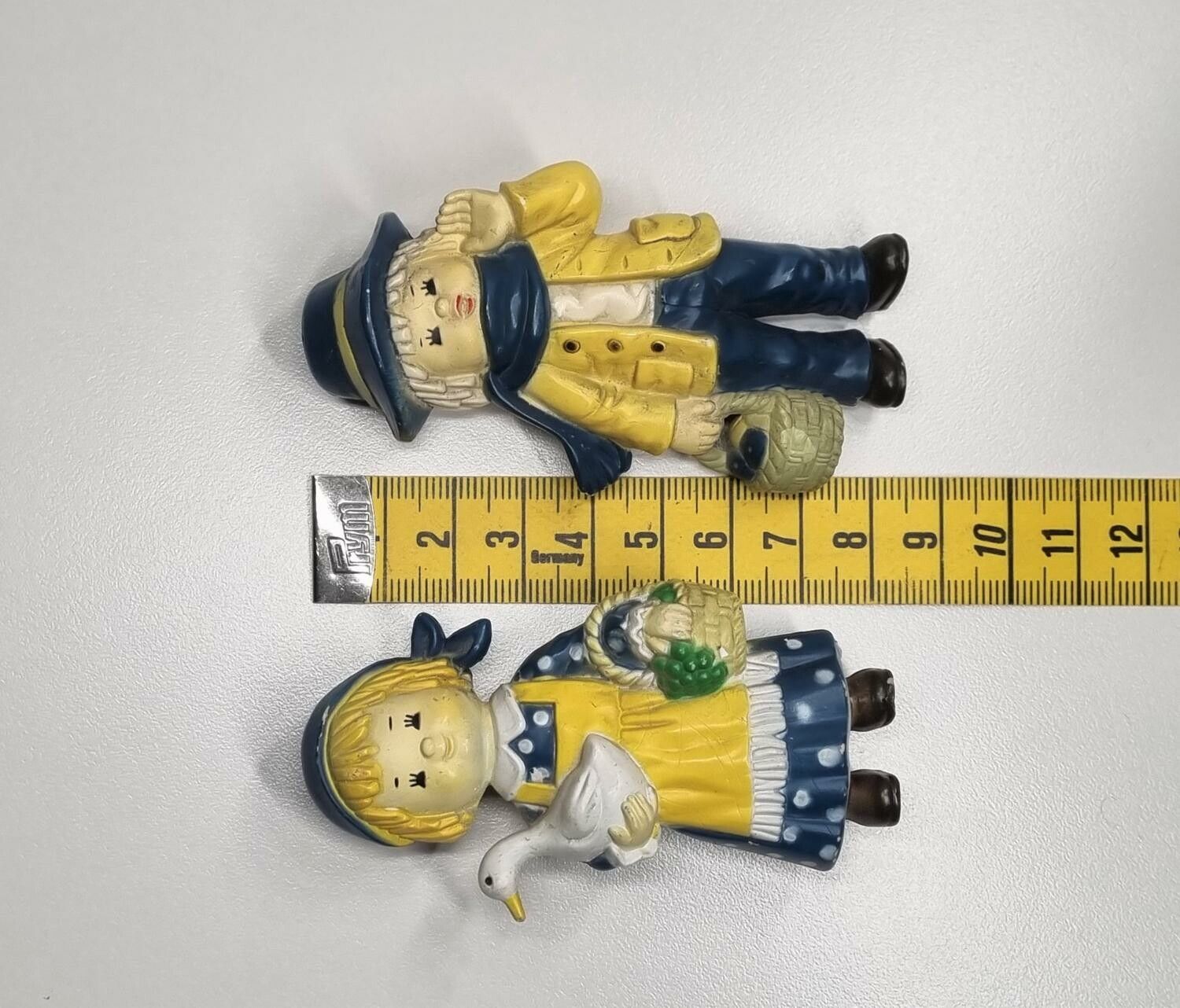 Stenwreth figuriner. 2 st barn iklädda Sverigekläder / högtidskläder