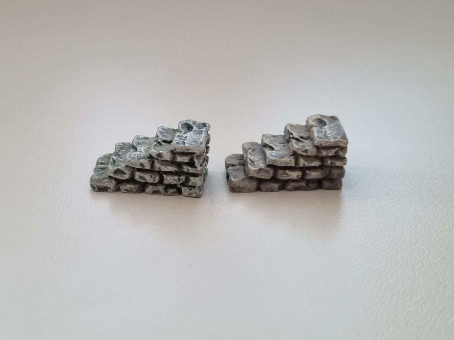 2 st små trappor. Miniatyrer / figuriner för dockskåpet, tittskåp mm