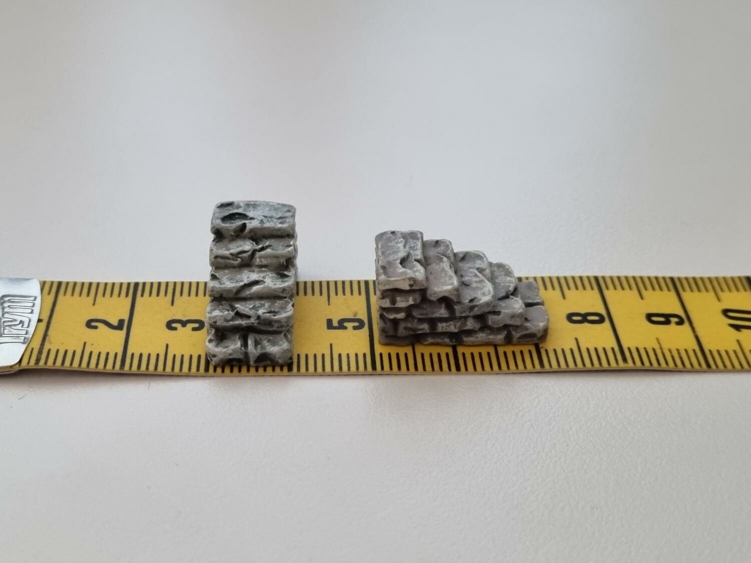 2 st små trappor. Miniatyrer / figuriner för dockskåpet, tittskåp mm