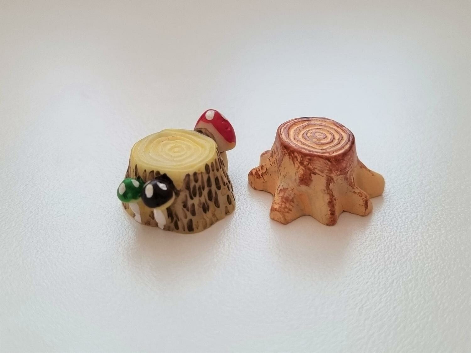 2 st stubbar. Miniatyrer / figuriner för dockskåpet, tittskåp mm