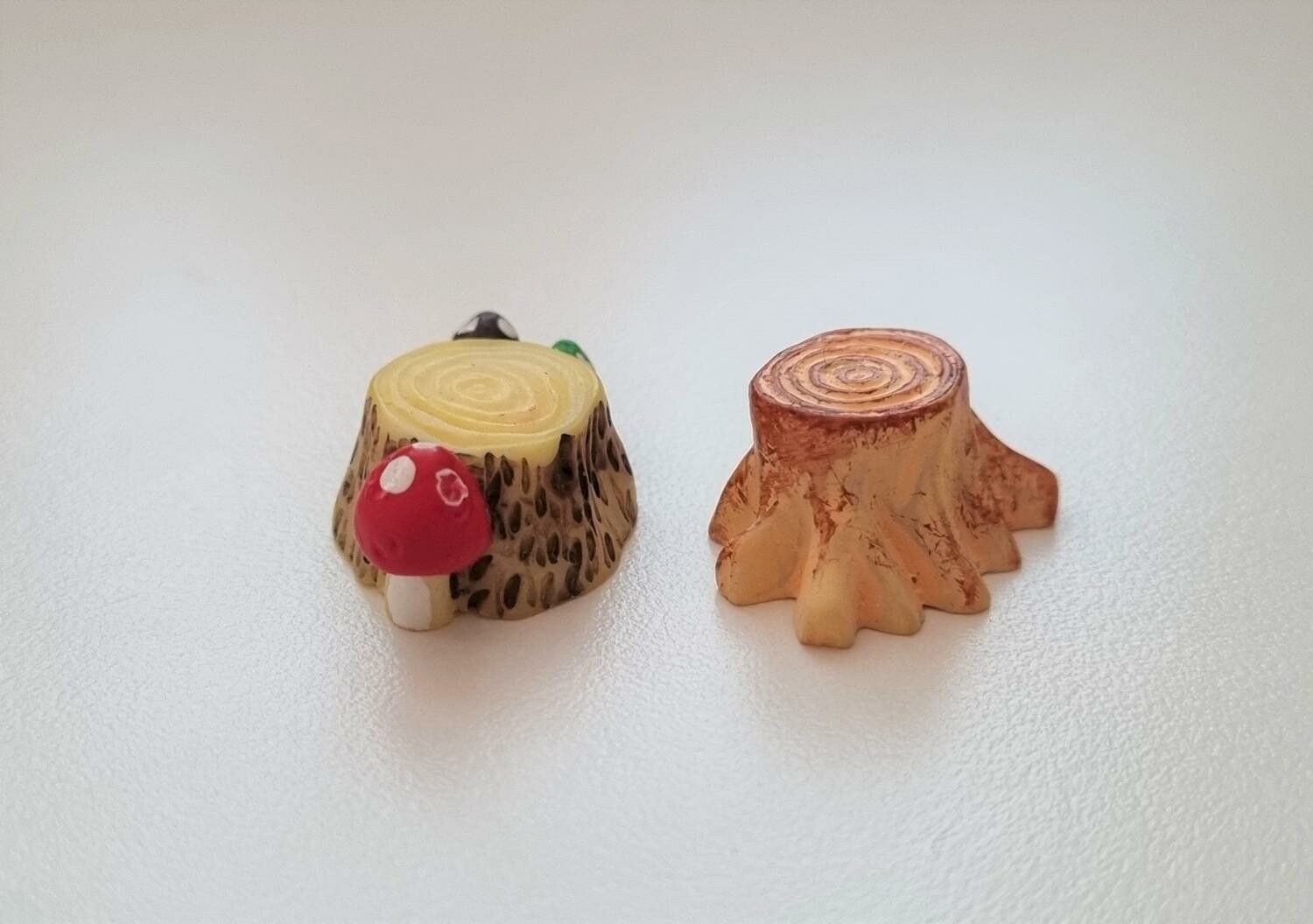 2 st stubbar. Miniatyrer / figuriner för dockskåpet, tittskåp mm