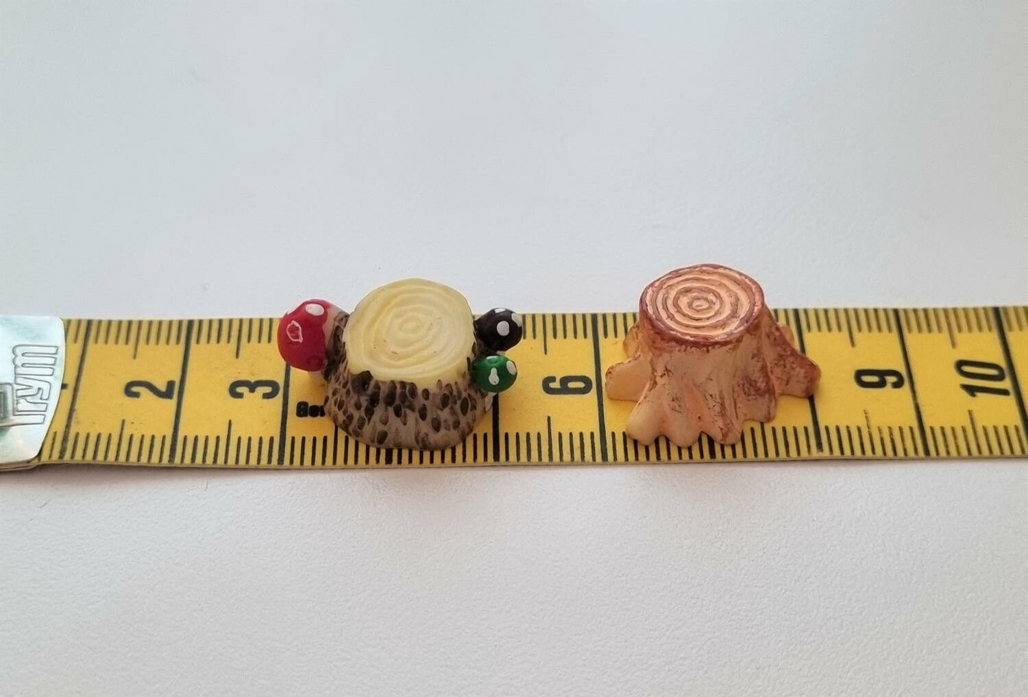 2 st stubbar. Miniatyrer / figuriner för dockskåpet, tittskåp mm