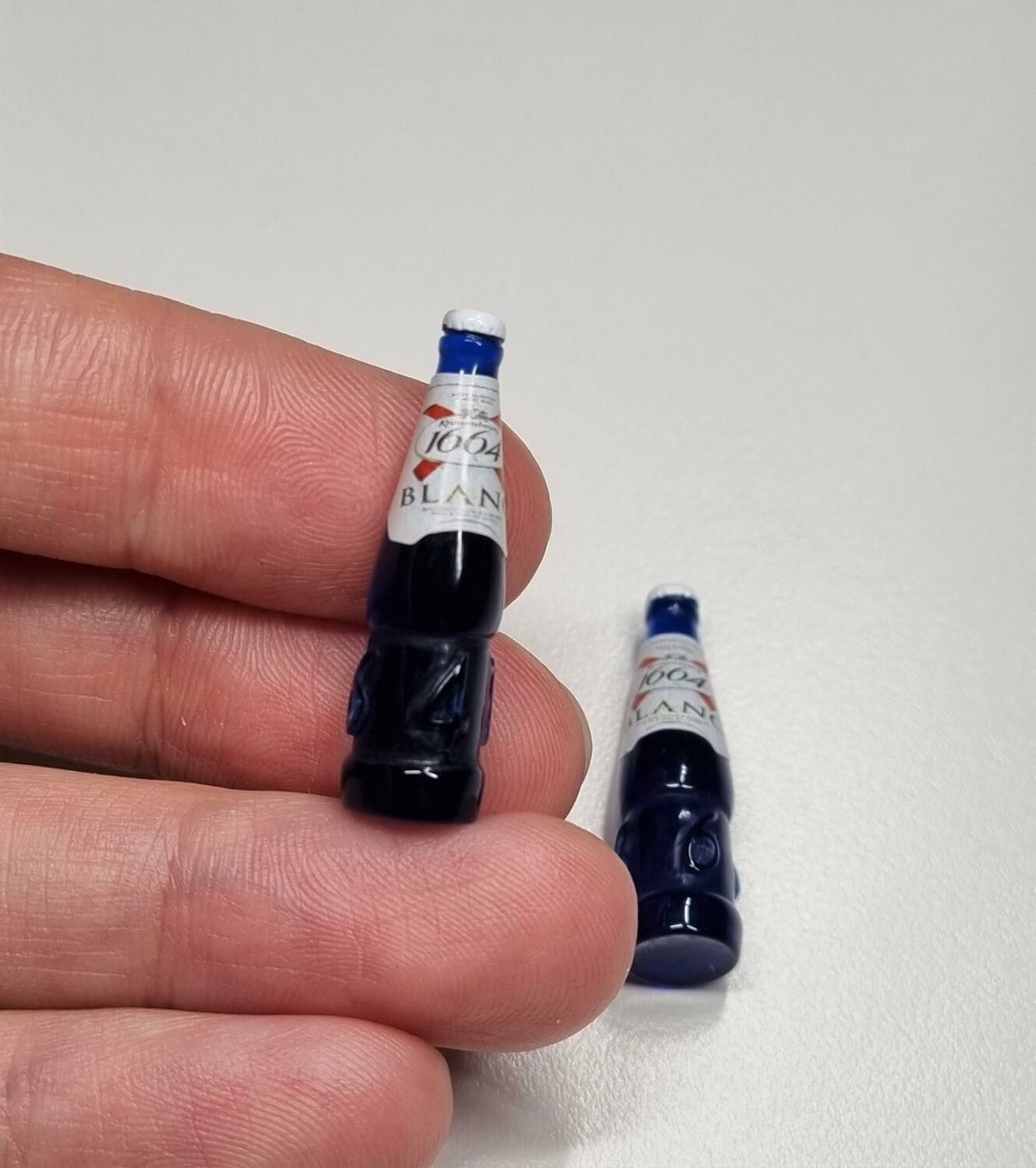 2 st miniatyrer, miniflaskor / flaskor för dockskåpet, tittskåp mm