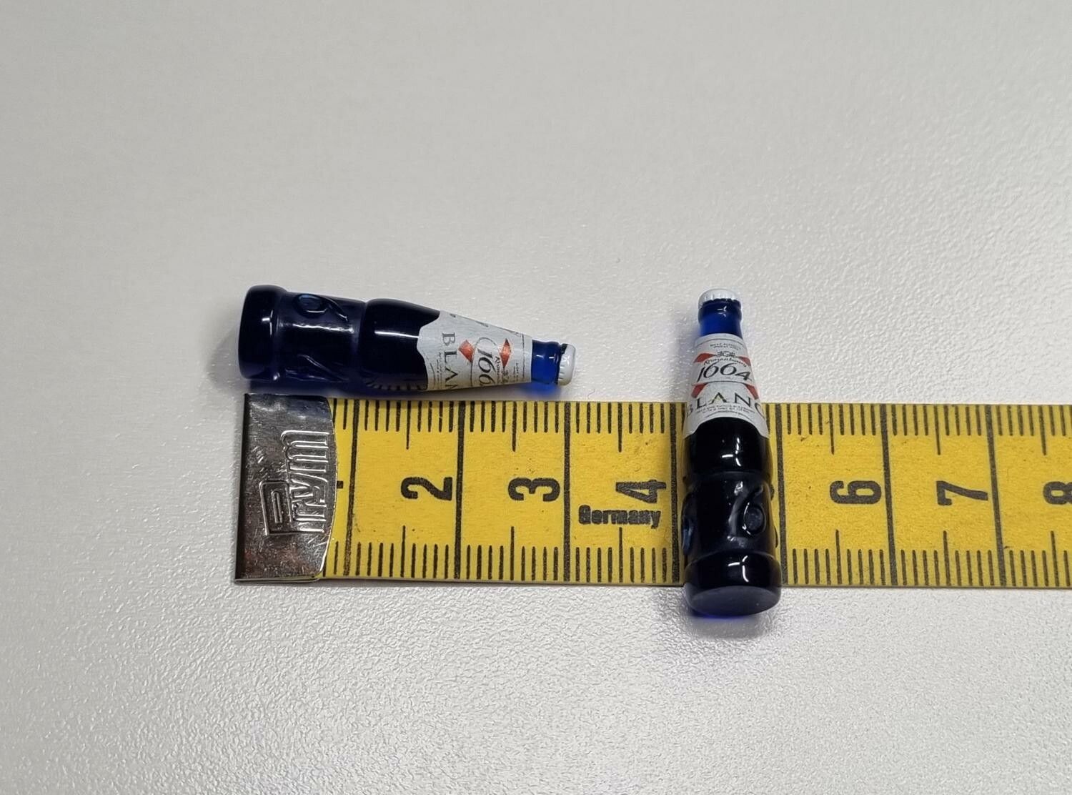 2 st miniatyrer, miniflaskor / flaskor för dockskåpet, tittskåp mm