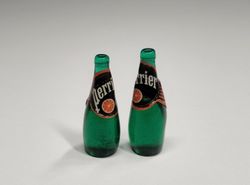 2 st miniatyrer, miniflaskor / flaskor för dockskåpet, tittskåp mm