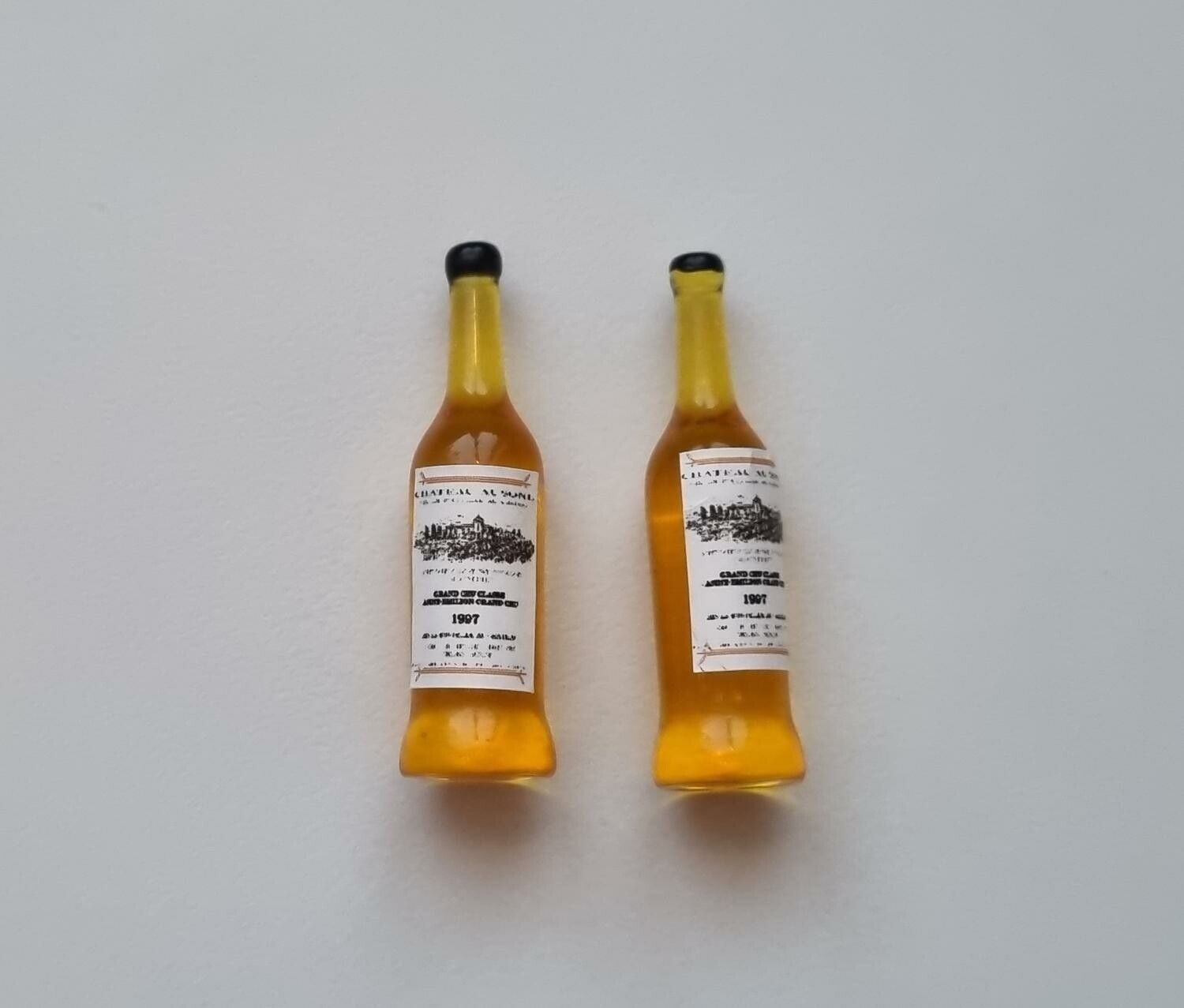2 st miniatyrer, flaskor / vinflaskor till dockskåp, tittskåp