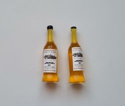 2 st miniatyrer, flaskor / vinflaskor till dockskåp, tittskåp