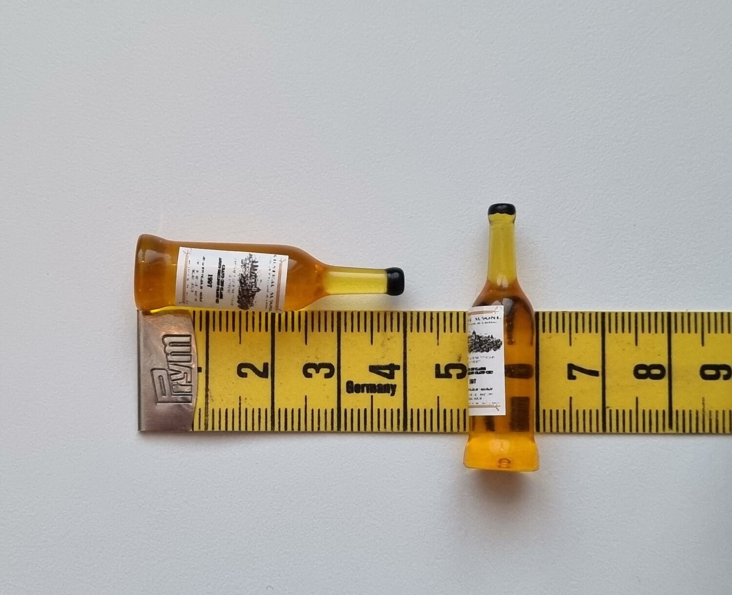 2 st miniatyrer, flaskor / vinflaskor till dockskåp, tittskåp