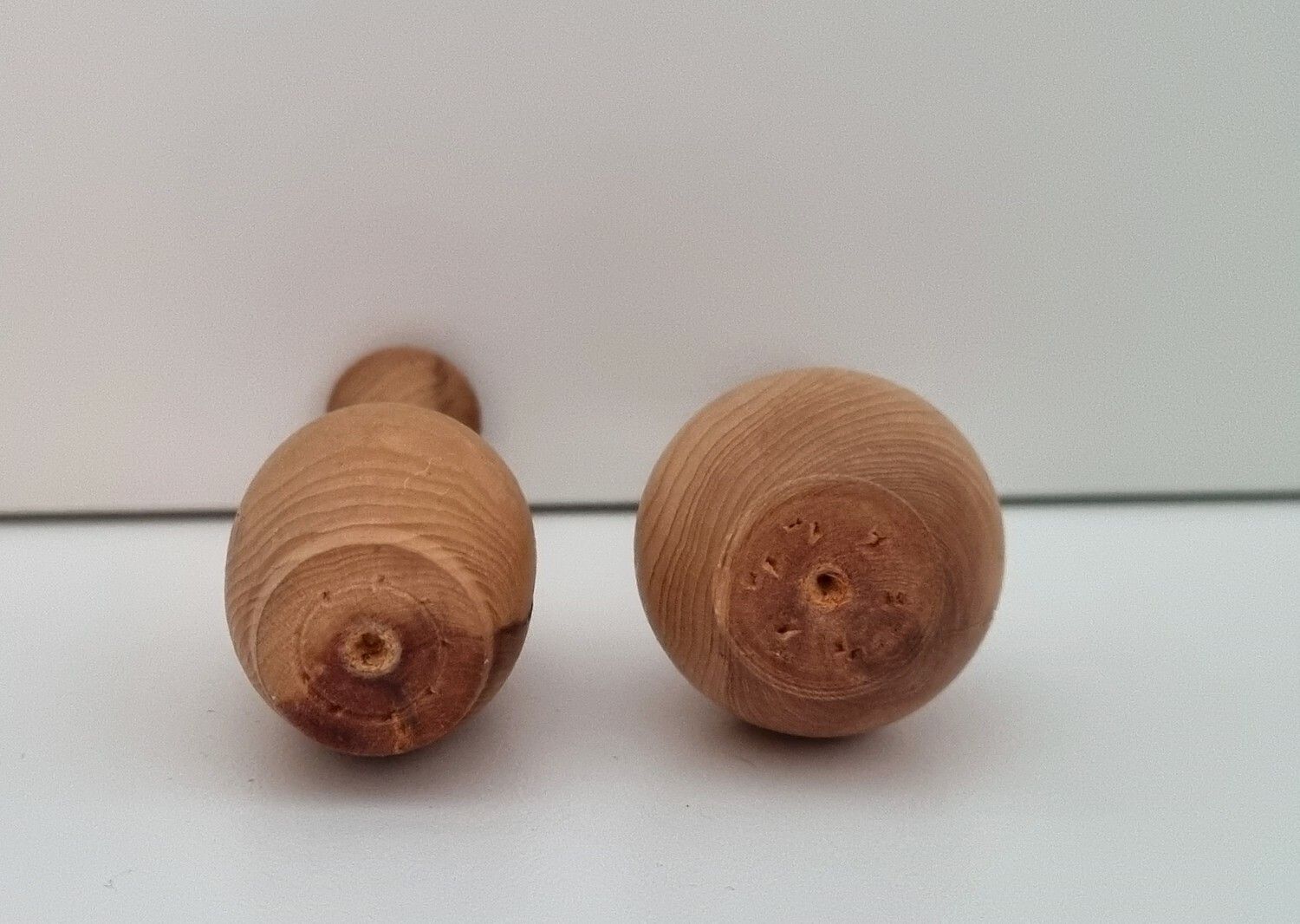 2 st miniatyrkrukor, krukor i trä för dockskåp dockhus