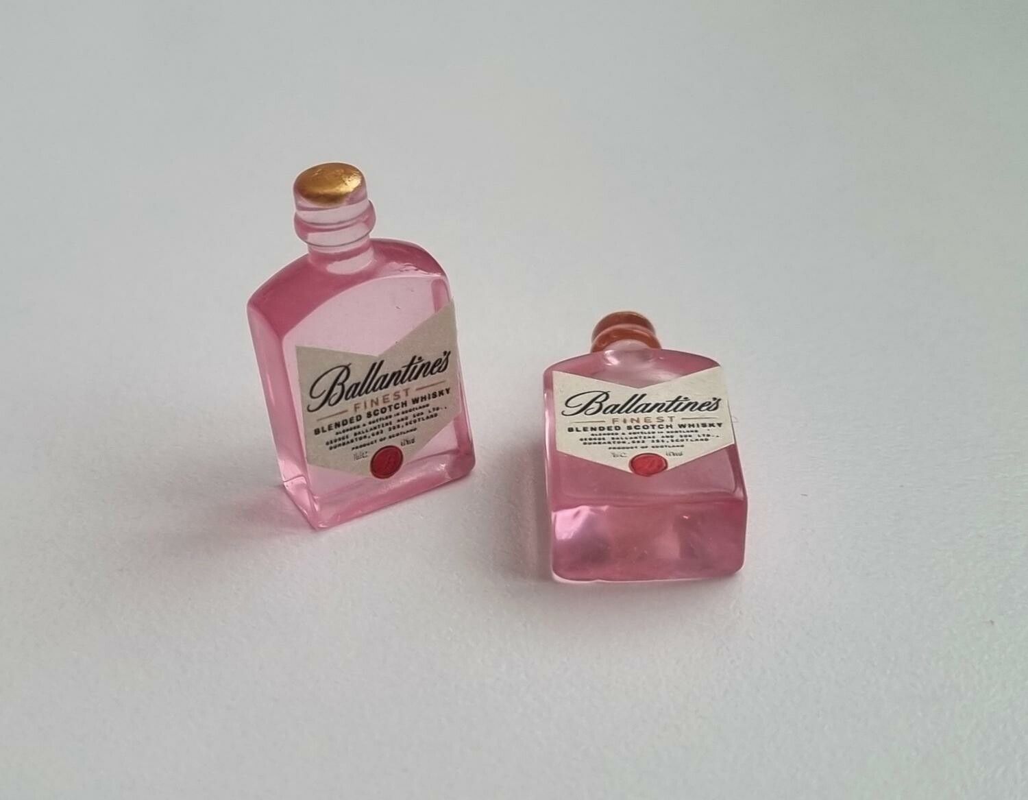 2 st miniatyrer, flaskor / whiskeyflaskor till dockskåp, tittskåp