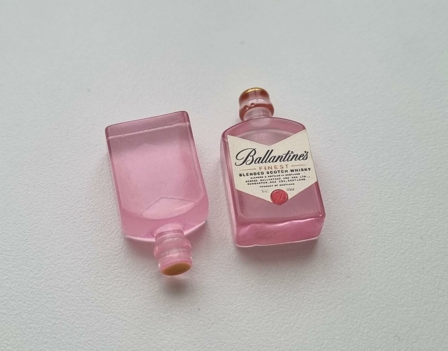 2 st miniatyrer, flaskor / whiskeyflaskor till dockskåp, tittskåp